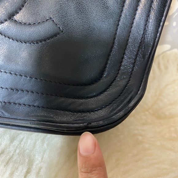 Chanel mini bag the flap in front is deformed that’s the main big flaw authentic - Picture 5 of 14